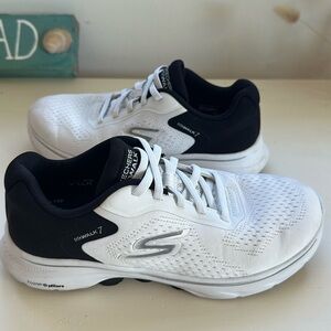 Sketchers Go Walk Sneakers 5.5